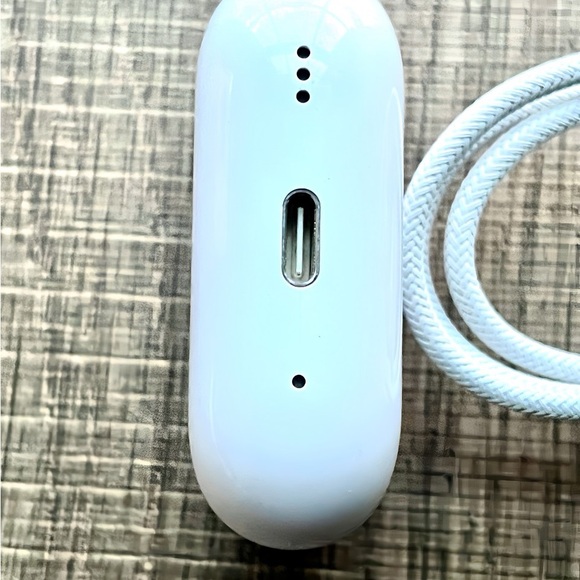 Apple AirPods Pro 2nd Generation with MagSafe Wireless Charging Case - White - Picture 4 of 7